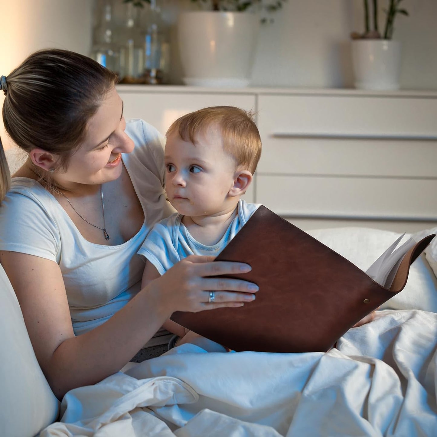 Photo Album 4x6 200 Photos, Genuine Leather Photo Albums with Writing Space with 30 Writing Paper, Travel Family Wedding Kids Graduation Ultrasound Baby Picture Album Scrapbook Photo Album Hold Hands