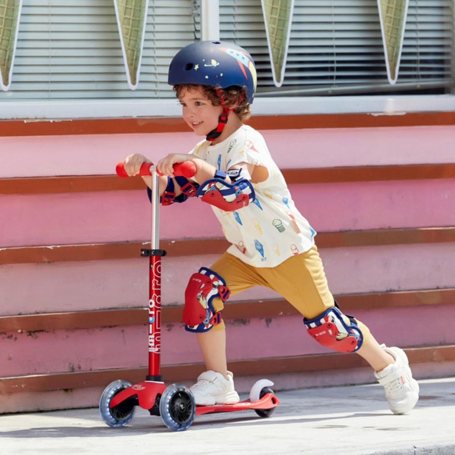 Micro Kickboard Mini Deluxe LED Three-Wheeled Lean-to-Steer Swiss-Designed Micro Scooter