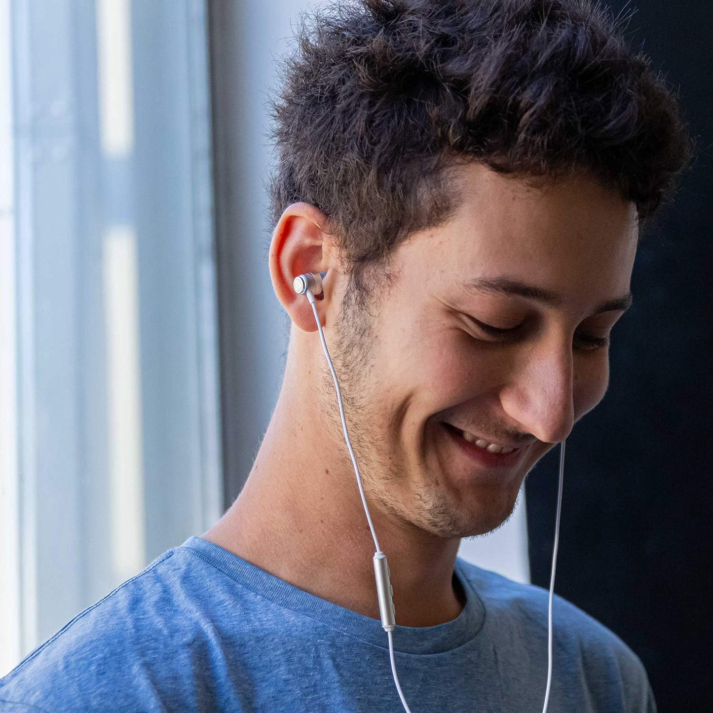 LUDOS Clamor Wired Earbuds in-Ear Headphones, 5 Years Warranty, Earphones with Microphone, Noise Isolating Ear Buds, Memory Foam for iPhone, Samsung, School Students, Kids, Women, Small Ears - White