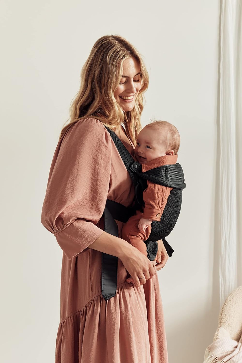 BabyBjörn Baby Carrier Mini, Black, 3D Mesh | Newborn Carrier (7-25 lbs), Ergonomic, Easy-to-Use