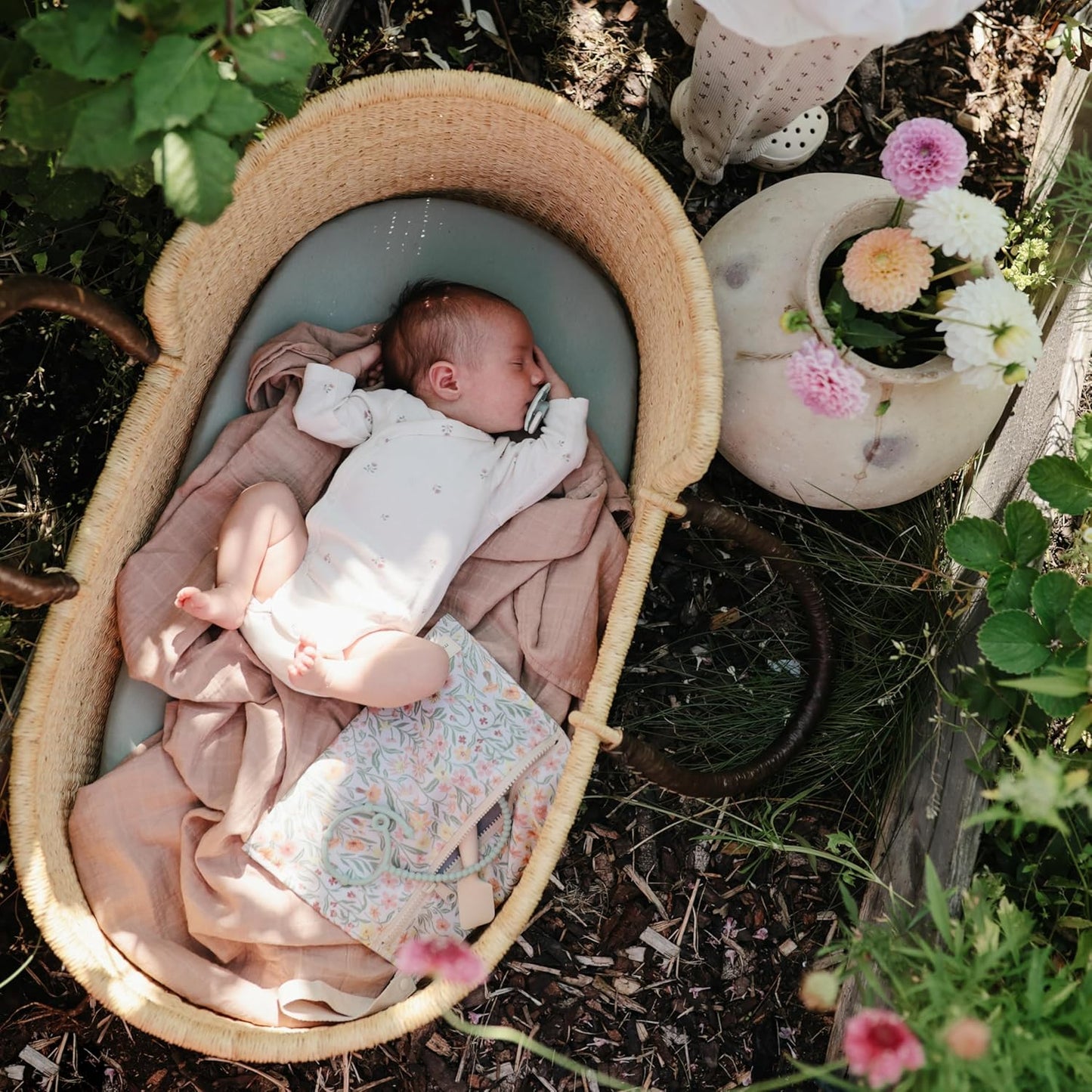 mushie Water Resistant Wet Bags | Large & Small Reusable Storage Bag for Baby Items and Travel | Zippered Pockets with Handle | Machine Washable, Set of 2 (Pastel Blooms)